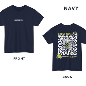 Puede incluir: Camiseta azul marino con un gr&aacute;fico blanco en la parte delantera que dice "HOUSE MUSIC". La parte posterior de la camiseta tiene un gr&aacute;fico blanco con la palabra "HOUSE" repetida en un patr&oacute;n circular. El gr&aacute;fico tambi&eacute;n incluye una carita sonriente amarilla y el texto "MUSIC FOR THE SOUL".