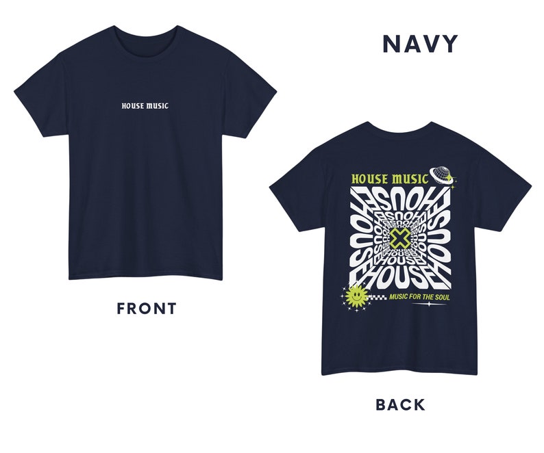 Puede incluir: Camiseta azul marino con un gr&aacute;fico blanco en la parte delantera que dice "HOUSE MUSIC". La parte posterior de la camiseta tiene un gr&aacute;fico blanco con la palabra "HOUSE" repetida en un patr&oacute;n circular. El gr&aacute;fico tambi&eacute;n incluye una carita sonriente amarilla y el texto "MUSIC FOR THE SOUL".