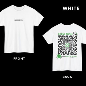 Puede incluir: Camiseta blanca con "HOUSE MUSIC" impreso en la parte delantera y un dise&ntilde;o gr&aacute;fico en la parte posterior. El gr&aacute;fico presenta la palabra "HOUSE" repetida en un patr&oacute;n circular con una cruz verde en el centro. El texto "MUSIC FOR THE SOUL" est&aacute; impreso debajo del gr&aacute;fico.