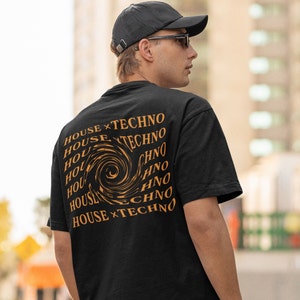 Pu&ograve; includere: Maglietta nera con una grafica a spirale e il testo "HOUSE x TECHNO" ripetuto in un motivo circolare.