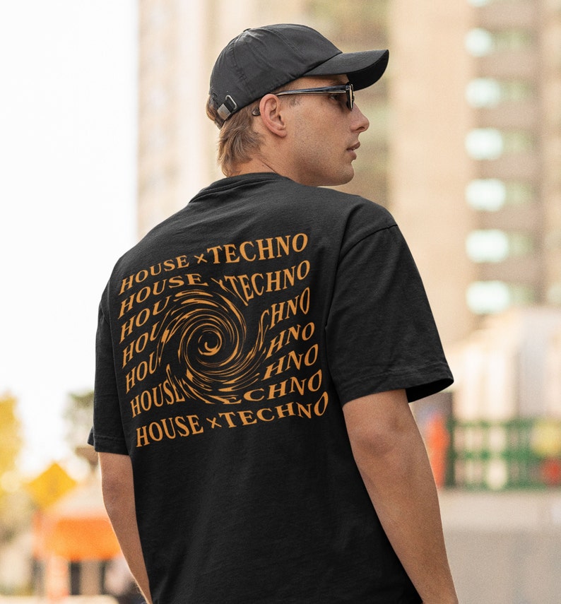 Pu&ograve; includere: Maglietta nera con una grafica a spirale e il testo "HOUSE x TECHNO" ripetuto in un motivo circolare.