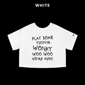 K&ouml;nnte beinhalten: Wei&szlig;es Crop-Top mit dem Text "PLAY SOME FUCKING WONKY WOO WOO WEIRD MUSIC" in Schwarz. Das Wort "WHITE" steht oben auf dem Shirt.