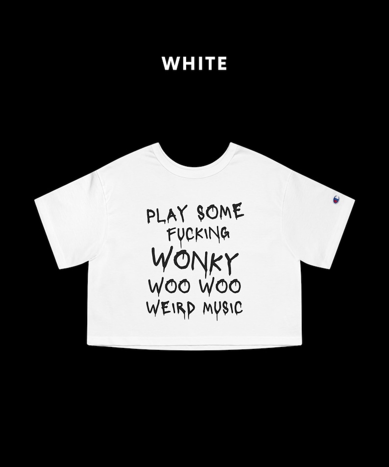 K&ouml;nnte beinhalten: Wei&szlig;es Crop-Top mit dem Text "PLAY SOME FUCKING WONKY WOO WOO WEIRD MUSIC" in Schwarz. Das Wort "WHITE" steht oben auf dem Shirt.