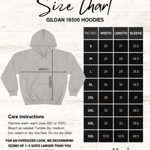 K&ouml;nnte beinhalten: Gr&ouml;&szlig;entabelle f&uuml;r Gildan 18500 Hoodies. Die Tabelle zeigt die Ma&szlig;e in Zoll f&uuml;r Breite, L&auml;nge und &Auml;rmell&auml;nge f&uuml;r die Gr&ouml;&szlig;en S bis 5XL. Pflegehinweise sind unter der Tabelle aufgef&uuml;hrt.