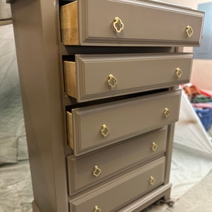 Dresser/Chest of Drawers