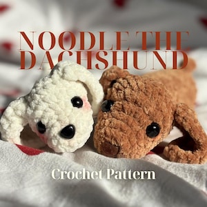 Puede incluir: Dos juguetes de perro salchicha de ganchillo, uno blanco y otro marrón, con ojos negros y mejillas rosadas, se muestran sobre una superficie blanca. El texto "NOODLE THE DACHSHUND" y "Crochet Pattern" son visibles.