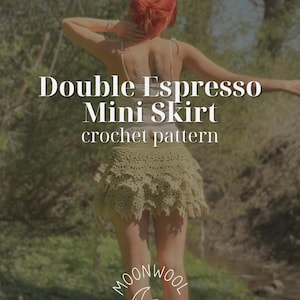 Pode incluir: Minissaia de crochê verde claro, com um design em camadas e com babados. O texto "Double Espresso Mini Skirt crochet pattern" é exibido em branco. O logotipo Moonwool está na parte inferior.