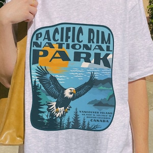 Camiseta del Parque Nacional Pacific Rim de Columbia Británica / Isla de Vancouver/Camiseta de parques de Canadá / Regalo para excursionista/Camper/Kayaker / PNW Souvenir Top