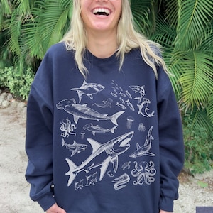 sweat-shirt requin tatouage vintage des années 90 | Esthétique Oceancore rétro Y2K | Cadeaux pour amoureux des requins/animaux marins/océans | Joli pull de plage surdimensionné