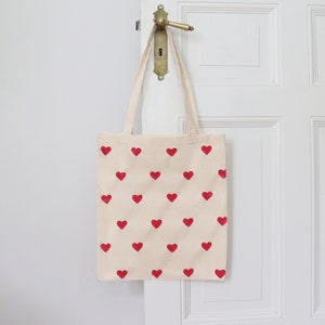 Handbemalte Tragetasche "Herzen" | Stoffbeutel mit langen Henkeln 100% Baumwolle | Umhängetasche rote Herzen Liebe | Hearts Jutebeutel