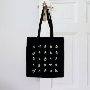 Handbemalte Fuck You Tragetasche Schwarz | 100% Baumwolle Jutebeutel | Mittelfinger-Motiv Stoffbeutel | Einzigartiges & cooles Geschenk