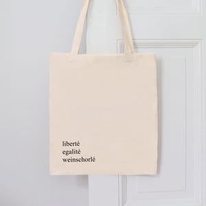 Handbemalte Tragetasche "weinschorlé" | Stoffbeutel mit langen Henkeln | Baumwolltasche mit Spruch | Liberté Egalité Weinschorlé Baumwolle