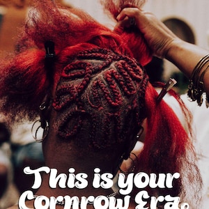 Peut inclure: Gros plan sur une personne avec des tresses en épi rouges et le texte "This is your Cornrow Era". Les cheveux sont coiffés avec des motifs complexes. La personne porte des créoles et un haut noir. Une main coiffe les cheveux.