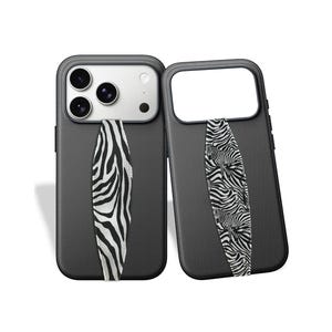 Puede incluir: Dos fundas de teléfono negras con una correa de mano con estampado de cebra. Las fundas son de color gris oscuro y tienen una superficie texturizada. Una tiene un módulo de cámara y la otra un espacio abierto para la cámara.