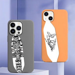 Può includere: Due custodie per telefono con design diversi. La custodia a sinistra è grigia con un design a totem in bianco e nero. La custodia a destra è arancione con un design bianco di una mano che tiene una farfalla.
