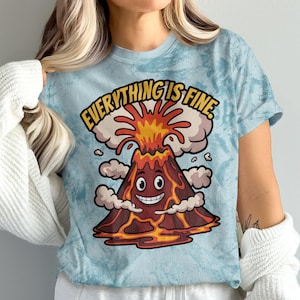 Maglietta divertente con scritta &quot;Tutto va bene&quot; sul vulcano, maglietta con grafica umoristica, maglietta con grafica sarcastica sulla lava, maglietta con scritta &quot;Carino Vulcano&quot; sui cartoni animati