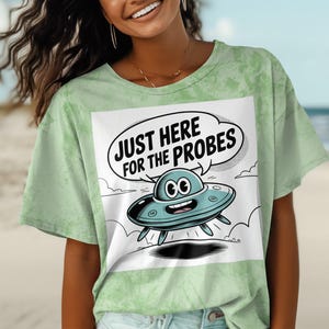 面白いエイリアン宇宙船の漫画Tシャツ、探査機のためにここにいる、UFOユーモアTシャツ、SF愛好家シャツ、地球外ノベルティ