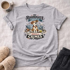 Min rumskamrat begår småbrott-t-shirt, rolig hundälskare-present, busig husdjurshumor-t-shirt, söt valptopp med grafisk design, bästa vän-present, hundmamma