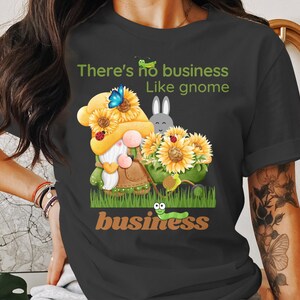 Lustiges Gnom Shirt, Sonnenblumen Garten Tshirt, niedliches Gnom Grafik T-Shirt, unbeschwertes Garten Shirt, wunderliches Garten Liebhaber Geschenk, Spaß