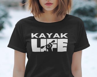 Maglietta Kayak Life, maglietta per gli appassionati di canottaggio, maglietta per avventure all'aria aperta, regalo per gli amanti della canoa, maglietta grafica Kayak Life, abbigliamento per sport acquatici