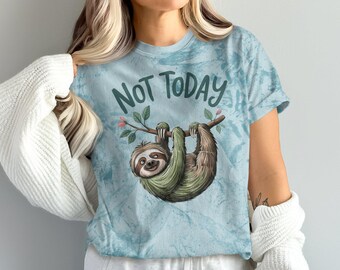 Könnte beinhalten: Ein hellblaues T-Shirt mit einem Batik-Muster, das einen Faultier zeigt, das an einem Ast hängt, mit dem Text "Not Today".