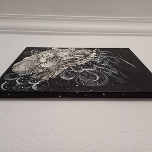 Pode incluir: Pintura abstrata em tela com redemoinhos brancos e cinzentos sobre um fundo preto.