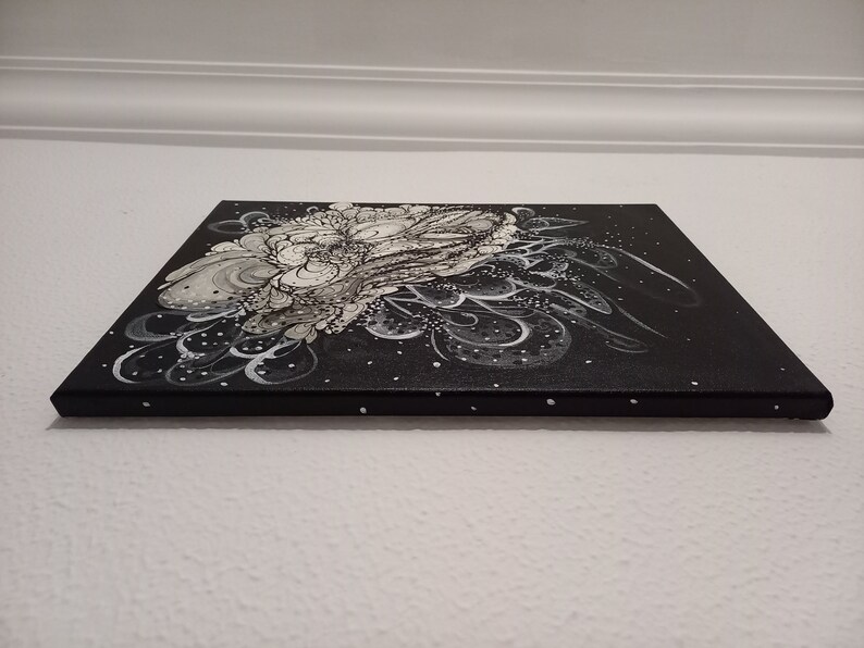 Pode incluir: Pintura abstrata em tela com redemoinhos brancos e cinzentos sobre um fundo preto.