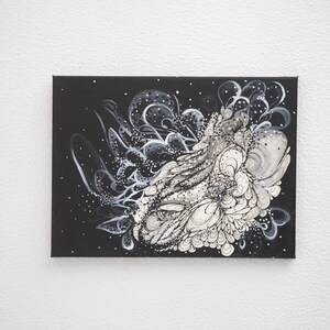 Pode incluir: Pintura abstrata em tela com padr&otilde;es brancos e cinzentos em espiral sobre um fundo preto.