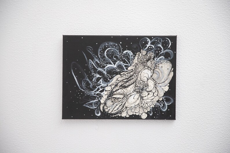 Pode incluir: Pintura abstrata em tela com padr&otilde;es brancos e cinzentos em espiral sobre um fundo preto.