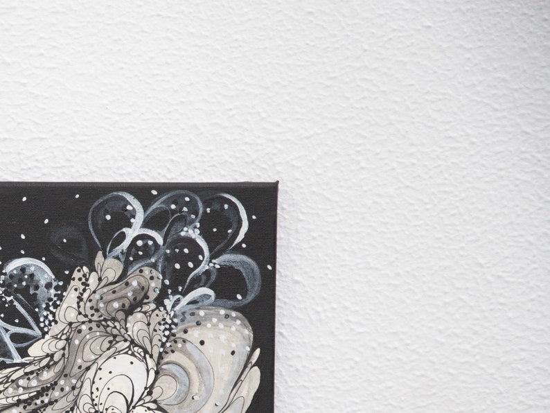 Pode incluir: Pintura abstrata em uma tela preta com redemoinhos e pontos brancos e cinzentos.