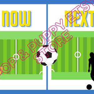 Op de afbeelding: Een groen voetbalveld met een voetbal en een silhouet van een speler. De woorden "NOW" en "NEXT" staan bovenaan de afbeelding.