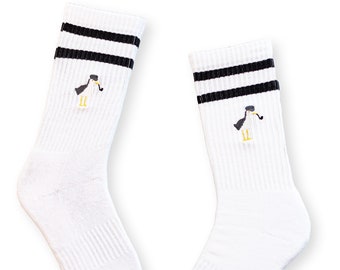 Tennissocke mit Möwe, Motivsocke Unisex von Moin Socks: Weiße Socke mit Möwen-Stickerei und schwarzen Streifen