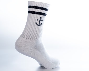 Tennissocke mit Anker, Motivsocke von Moin Socks: Weiße Socke mit Anker-Stickerei und schwarzen Streifen