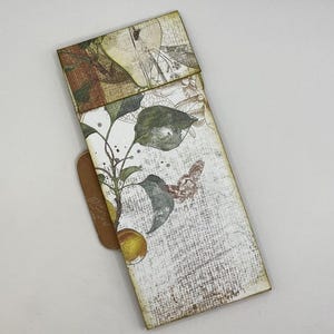 Bellissimo espositore per effimere con scomparti nascosti, etichette, tasche a soffietto e una sezione estraibile a sorpresa!