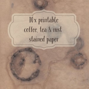 Puede incluir: Primer plano de un papel texturizado de color marrón claro con manchas marrones oscuras de café, té y óxido. El papel tiene un borde decorativo con el texto "10x printable coffee, tea & rust stained paper".