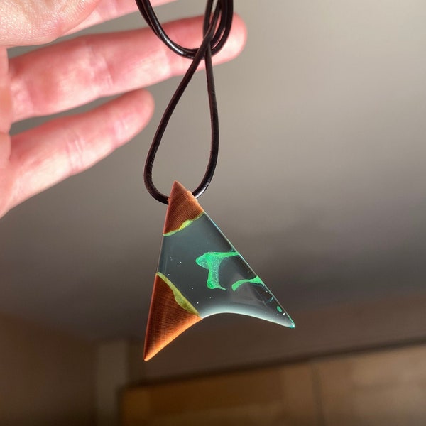 Pendentif Epoxy et Bois, Triangle Vert,  Femme et Homme, Artisanal fait main