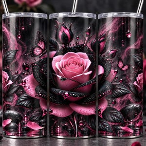 Puede incluir: Un vaso cilíndrico de acero inoxidable con un diseño envolvente de grandes rosas rosadas con pétalos de bordes negros, hojas de color verde oscuro y mariposas. El fondo incluye humo negro, gotas de cristal colgantes y piedras negras.