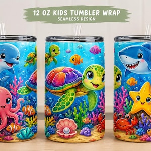 Puede incluir: Tres vasos para niños de 355 ml con un diseño submarino continuo que muestra un delfín azul, un pulpo rosa, una tortuga marina verde, una estrella de mar amarilla, un cangrejo rojo y varios corales coloridos, peces y una perla en una concha.