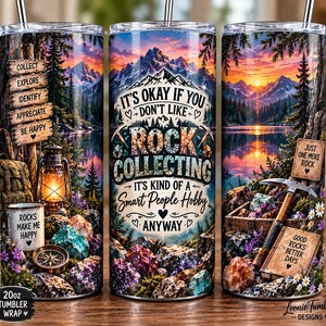 Pode incluir: Um copo de aço inoxidável de 591 ml com um design envolvente de uma paisagem montanhosa ao pôr do sol. O texto diz: It's okay if you don't like rock collecting, it's kind of a smart people hobby anyway, collect, explore, identify, appreciate, be happy, just one more rock, rocks make me happy e good rocks better days.