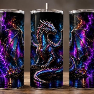 Könnte beinhalten: Ein zylindrischer Becher mit einer lebendigen Grafik eines Drachen mit irisierenden blauen und violetten Schuppen. Der Hintergrund zeigt wirbelnde violette und orangefarbene Blitze. Das Design umfasst einen transparenten Deckel und einen dünnen Metallhalm.