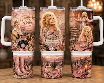 Puede incluir: Un vaso de acero inoxidable con asa y pajita, con un diseño envolvente de Dolly Parton, botas vaqueras rosas, mariposas y motivos florales. El texto incluye 'It takes a lot of Sparkle to be Dolly', 'Dolly Parton' y varios títulos de canciones.
