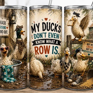 Może przedstawiać: Cylindryczny kubek z nadrukiem graficznym przedstawiającym kaczki na farmie. Tekst brzmi "QUACK AROUND & FIND OUT", "MY DUCKS DON'T EVEN KNOW WHAT A ROW IS" oraz "NOT MY CIRCUS NOT MY BREADCRUMBS". Wzór zawiera kaczki z różnymi akcesoriami.