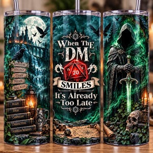 Puede incluir: Un vaso cilíndrico de metal con un diseño de fantasía oscura que muestra una figura encapuchada con una espada, un dado rojo de veinte caras y el texto When The DM Smiles It's Already Too Late, junto a un castillo, cuervos y libros.