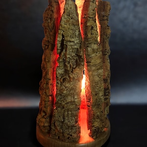 Lampe de créateur en chêne liège réalisée à la main, avec ampoule connectée.