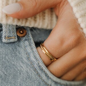 Juego de 3 anillos delicados: anillos apilables sólidos, martillados y retorcidos, rellenos de oro de 14 k