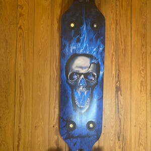 Longboard taklampa med brinnande skalle