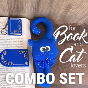 Könnte beinhalten: Ein blauer Katzen-Buchstütze mit weißen Punkten und ein blaues Buch mit goldenen Akzenten. Der Buchstütze ist ein Plüschtier und das Buch ist ein Lesezeichen. Der Text "for Book and Cat lovers COMBO SET" ist in Weiß auf einem braunen Holzhintergrund geschrieben.