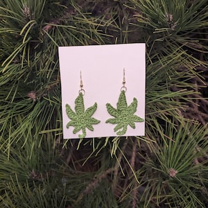 Pendientes de hojas de marihuana, joyas de marihuana, microcrochet ligero, plantas en macetas