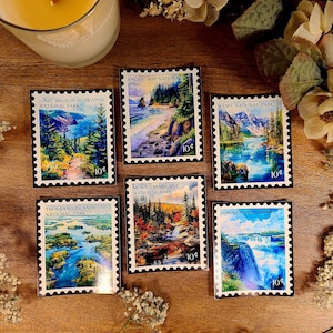 Puede incluir: Seis pegatinas de estilo sello postal de colores que representan diferentes parques nacionales canadienses. Cada pegatina tiene una imagen esc&eacute;nica del parque y el nombre del parque. Las pegatinas son todas de 10 centavos.