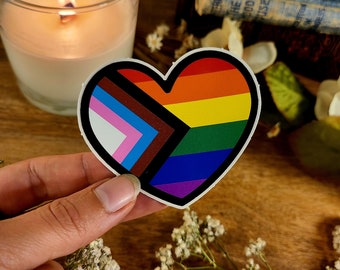 Adhesivo de vinilo con forma de corazón con la bandera del orgullo del progreso